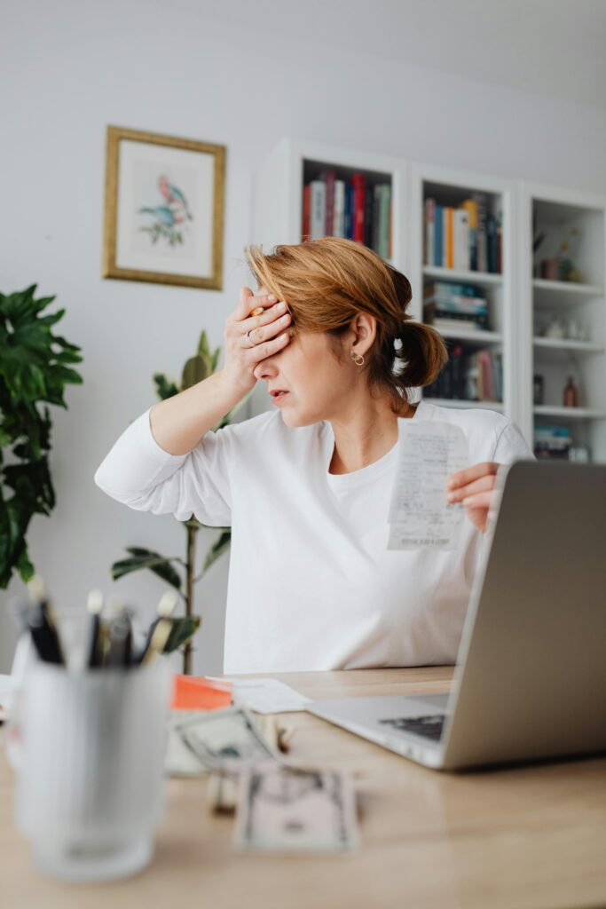 persona trabajando oficina preocupado dinero